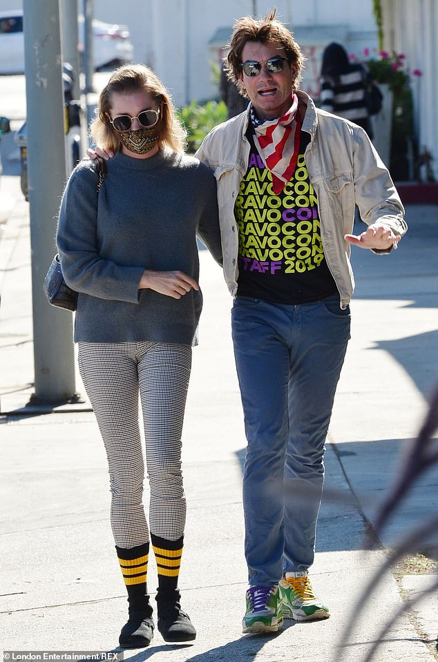 Jerry O Connell And Wife Rebecca Romijn Are Arm In Arm As Inseparable Couple Step Out For A Stroll Culture Readsector