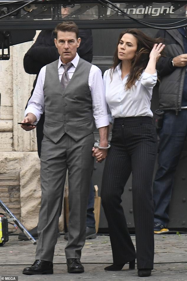 Tom Cruise And Mission Impossible 7 Co Star Hayley Atwell Handcuffed Together To Shoot Tense Scene Culture Readsector