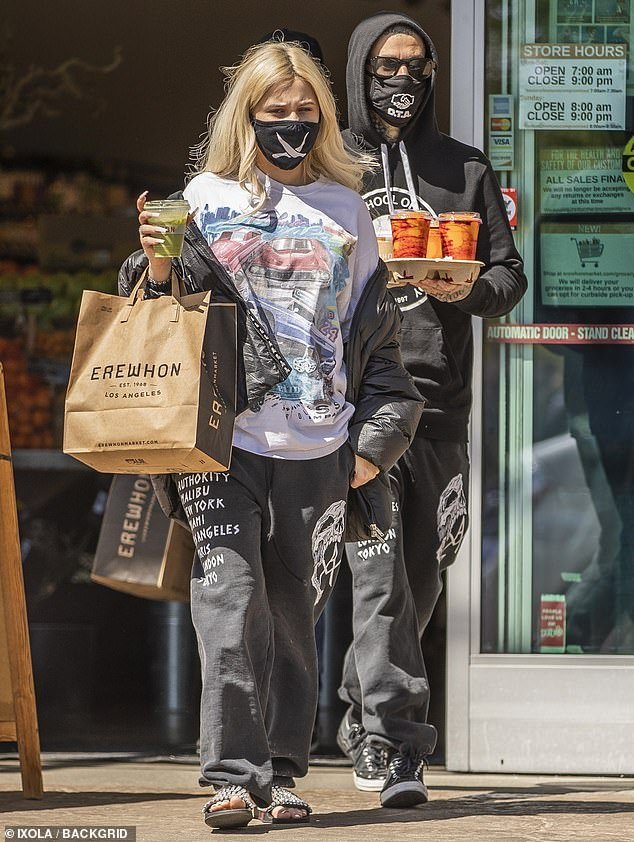 Travis Barker And His Daughter Alabama Wear Matching Sweat Pants As They Pick Up Breakfast Culture Readsector