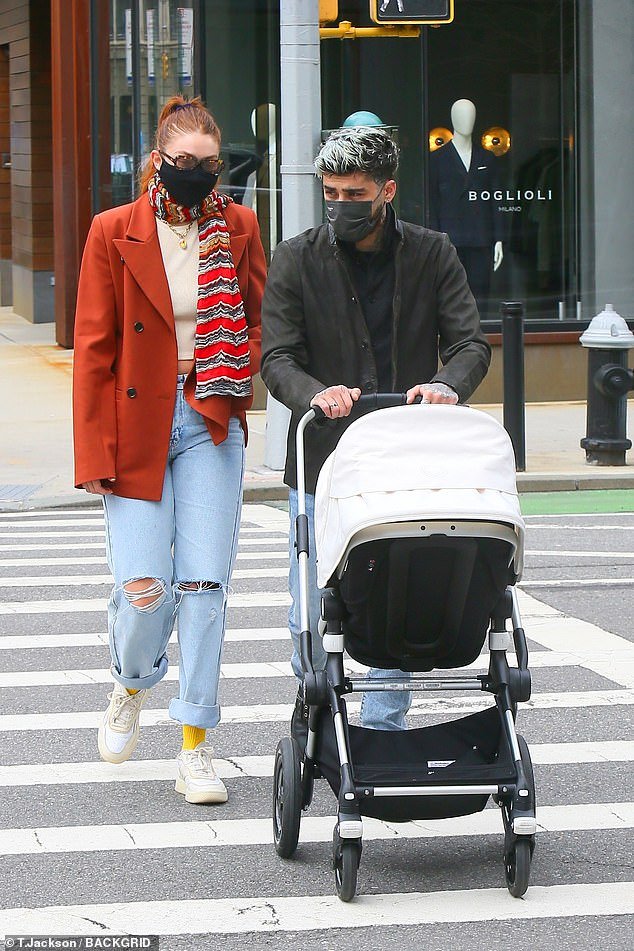 Gigi Hadid And Zayn Malik Are Every Inch The Doting Parents As They Gaze Adoringly At Daughter Khai Culture Readsector